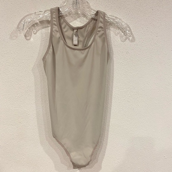 SKIMS Utility Sport Scoop Neck Bodysuit Stone Size Small EUC - Picture 1 of 3